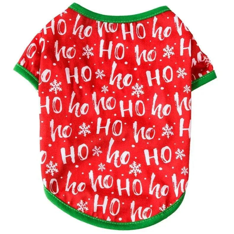 Rotes Weihnachts-Hundeshirt mit grünem Saum und weißem Ho Ho Ho Schriftzug