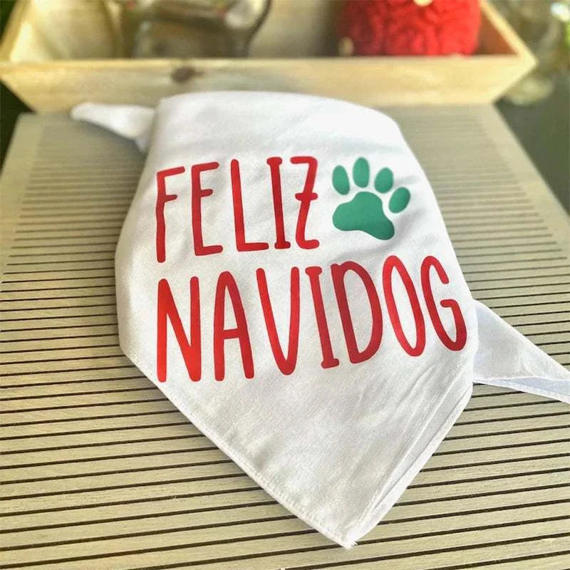 Weihnachtliches Haustierbandana mit Feliz Navidog Schriftzug in Rot und Pfotenmotiv in Grün