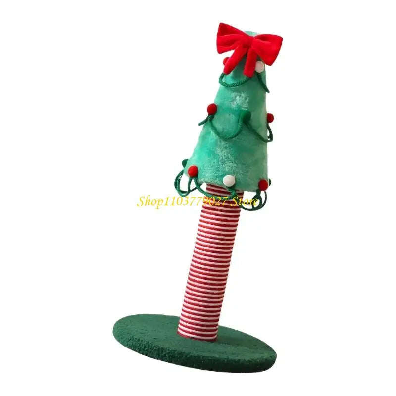 Weihnachtlicher Katzentkratzbaum in Tannenbaumform mit Sisal bedecktem Kratzpfosten