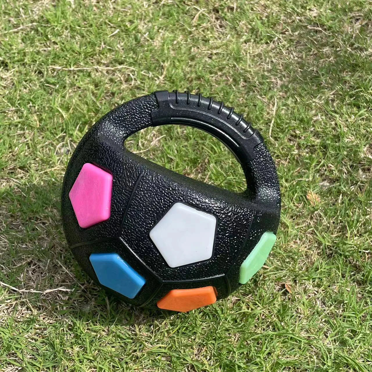 Hundespielzeug – Fußball-Tennisball Design, robustes Kauspielzeug mit Quietschfunktion für Training & Outdoor